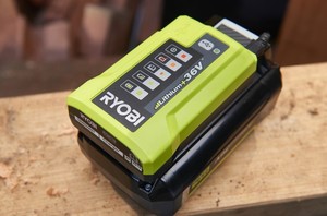 Ryobi RY36C17A Batteriladdare