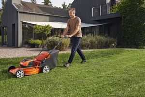 Husqvarna LC 142i Gräsklippare med batteri & laddare