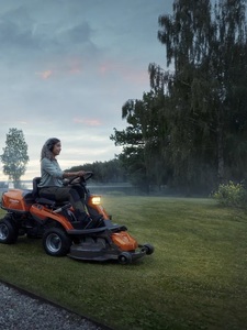 Husqvarna R 216T AWD Åkgräsklippare 