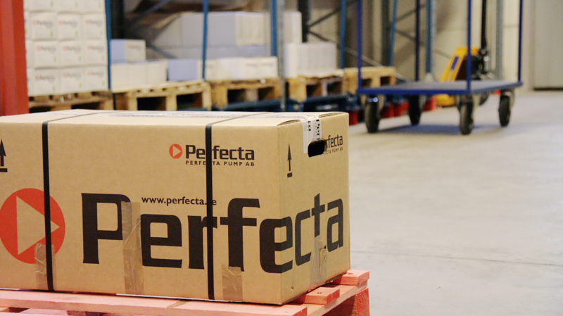 Ett paket med Perfectas pumpar väntar på leverans. 