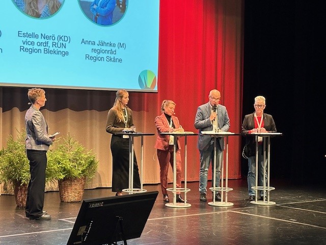 Foto på personer på en scen.