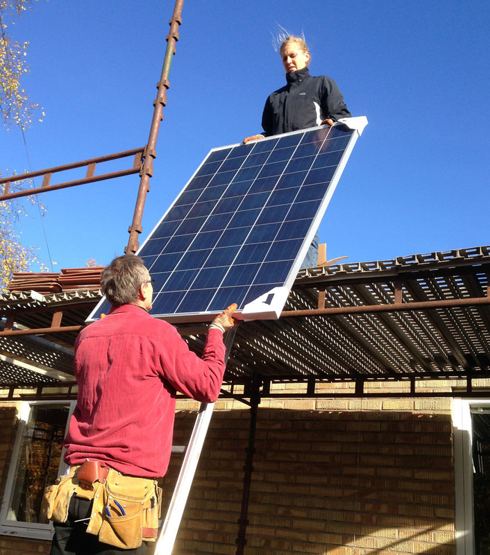 Solceller monteras på tak. Foto Sarah Nilsson