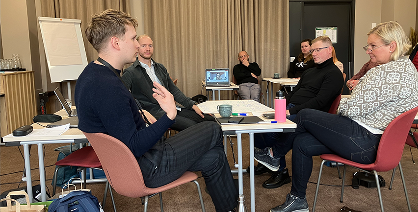 Människor i mötesrum.