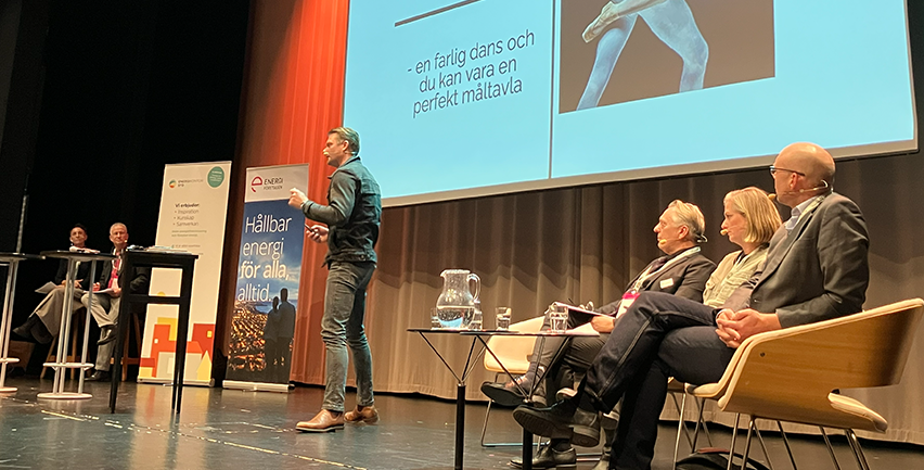 Människor på en scen.