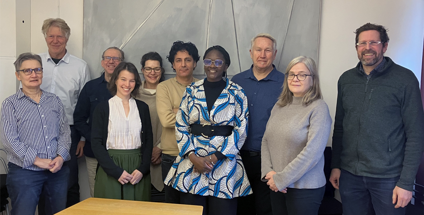 En grupp människor som ler mot kameran.