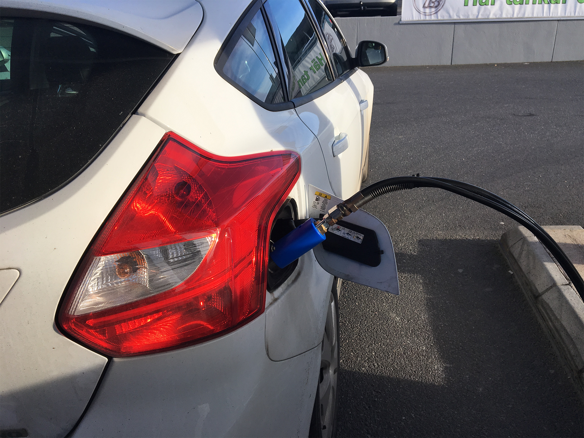 Foto på bil som tankas med biogas.