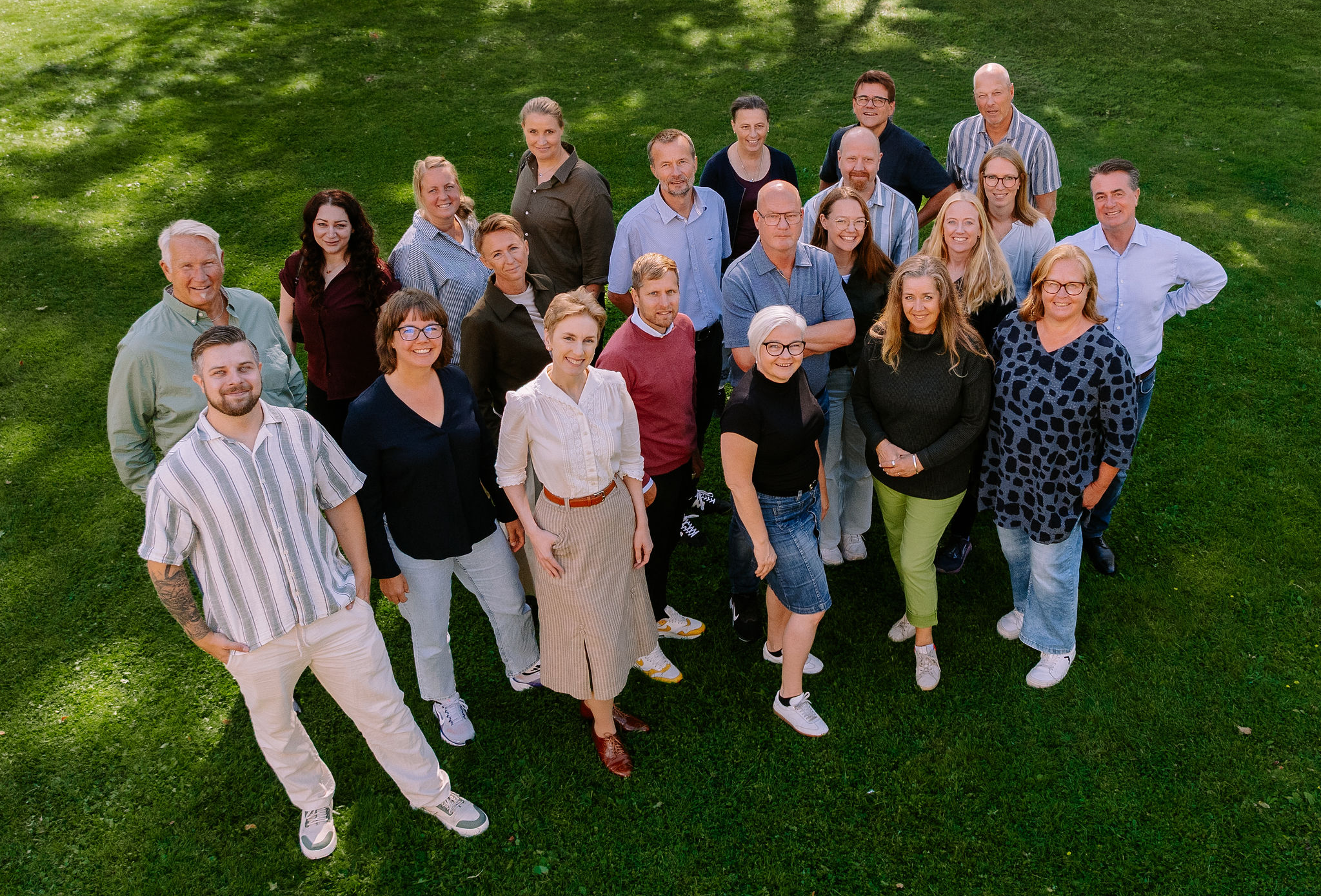 Energikontor Syds anställda i grupp på en gräsmatta.