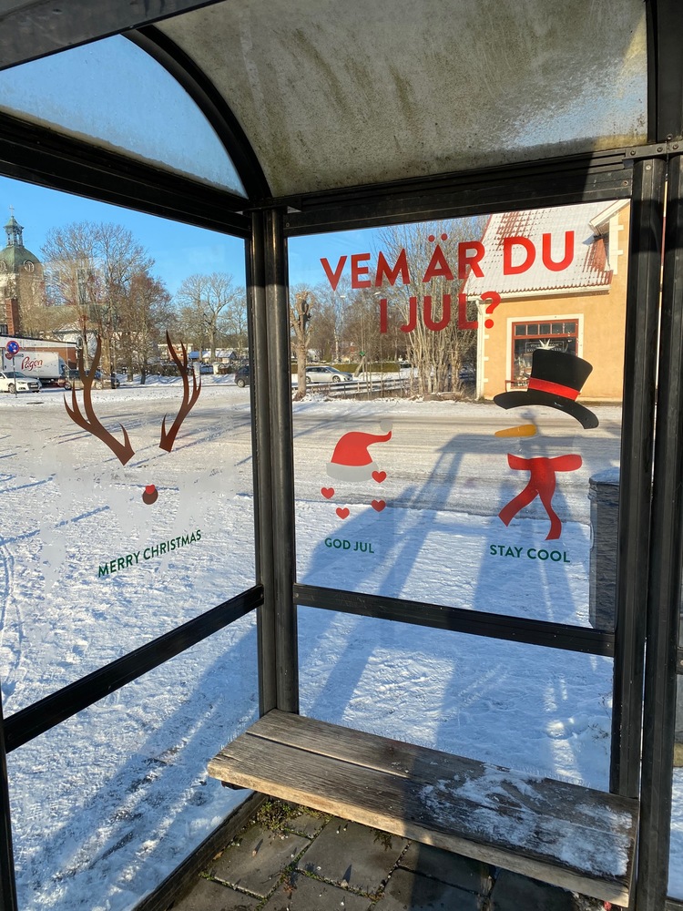 Juldekorerad busskur