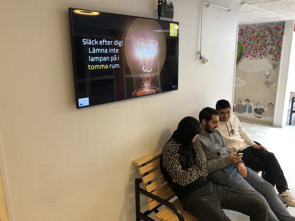 Foto på skärm med budskap, samt elever på Hultsfreds gymnasium. Foto: Lena Eckerberg
