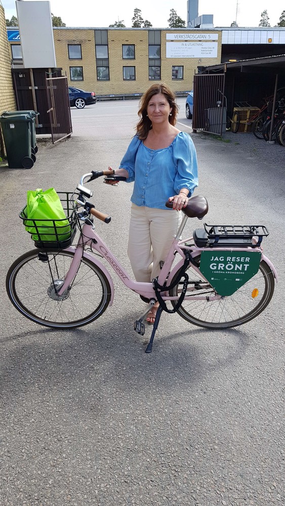 Foto på kvinna med cykel. Foto av Elisabeth Anderberg, Region Kronoberg.
