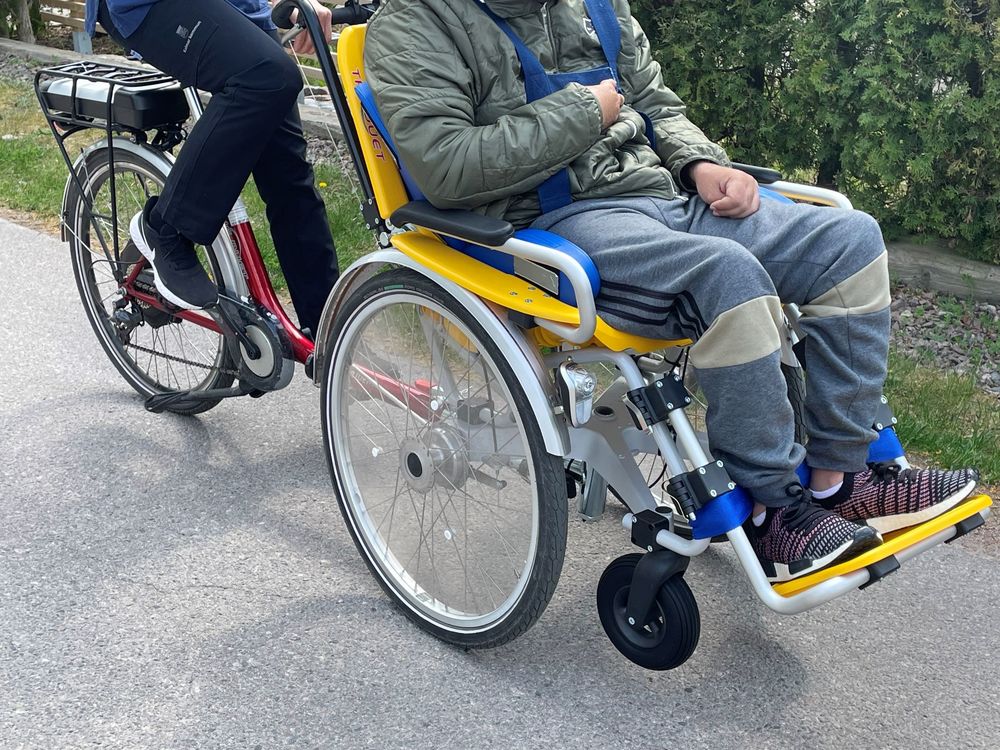 Elassisterad rullstolscykel.