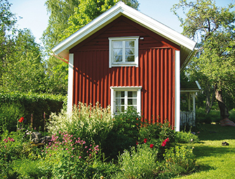Två bilder där den ena visar ett rött hus med trädgård med normal syn. Den andra bilden visar samma hus och trädgård men den högra delen av synfältet är svart på grund av synnedsättning.