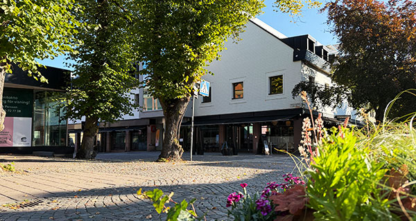 Bild på PM & Vänners lokaler, sett från Storgatan i Växjö i vackert höstväder.