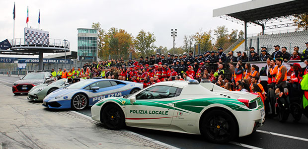 Bilden visar bland annat två sportbilar tillhörande italienska Polisen, en Ferrari och en Lamborghini.