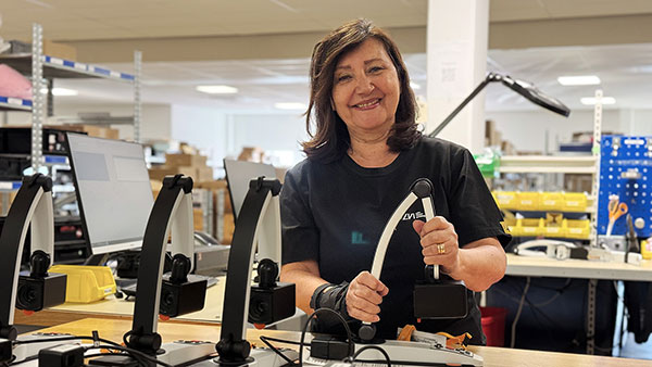 Foto på Emma i vår produktionsavdelning på LVIs huvudkontor i Växjö.