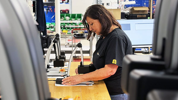 Bilden visar hur Emma monterar våra MagniLink S läskameror.