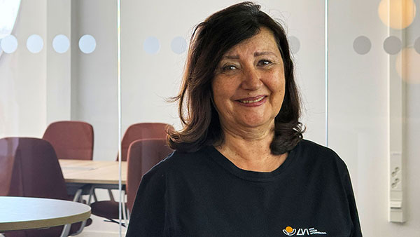 Porträttbild på Emma utanför ett av våra konferensrum på LVI i Växjö.