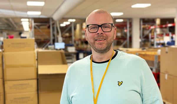 Porträttbild på Daniel Söder i produktionsdelen på LVIs huvudkontor i Växjö.