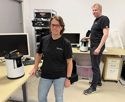 Sofie och Marcus i verkstaden där de hanterar service och supportärenden.