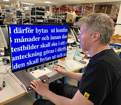 Marcus testar noga alla funktioner för varje enhet i slutprovningen.