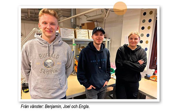 Bild på Benjamin, Joel och Engla i produktionsavdelningen.