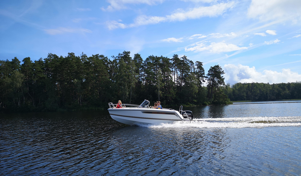 Ryds 548 Mid C, styrpulpet som körs på sjön med en familj.