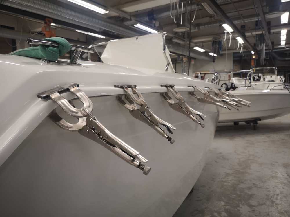 Tillverkning av Ryds båtar, VI-teknik, Båten spänns fast.