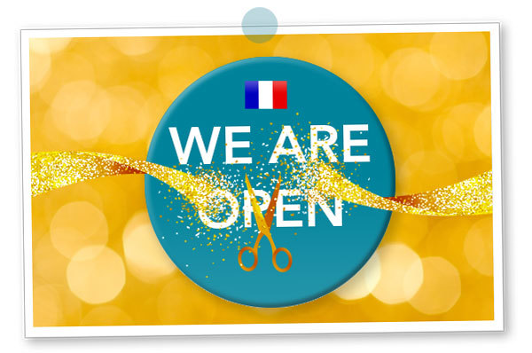 Image d’un ruban coupé. Le texte en arrière-plan est We are open.