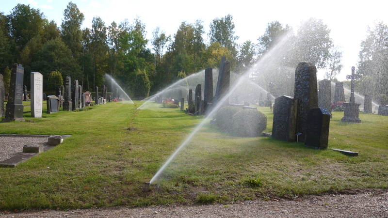 Bevattning kyrkogård Bevattningsanläggning med pop-up spridare igång på Ryds kyrkogård.