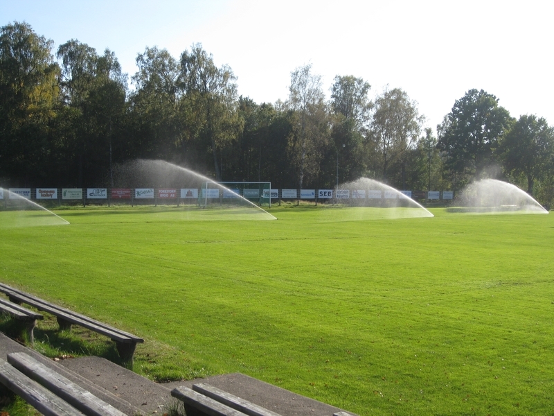Bevattning på fotbollsplan Bevattningsanläggning på fotbollsplan i drift där man tydligt ser att spridarplaceringen är av stor vikt.
