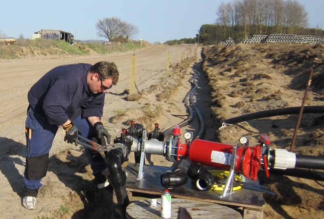 Filtermontage, bevattning travbana Man installerar filtermontage jämte travbanan, för att det inte ska komma in sand och smuts i systemet.