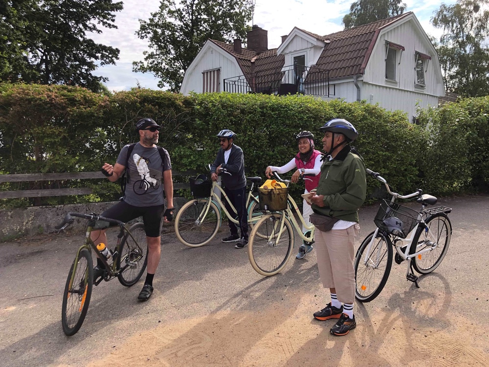 Ian at Muff Älmhult guiding a guided cycle tour.