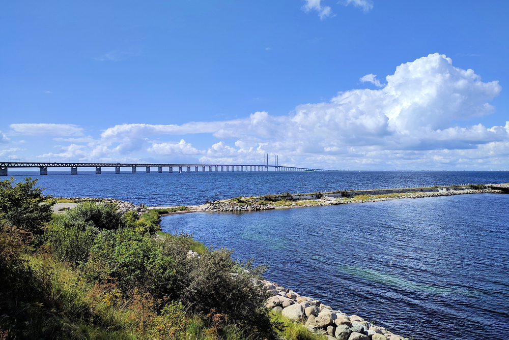 Cykla längs Malmö strand med vy över Öresundsbron.