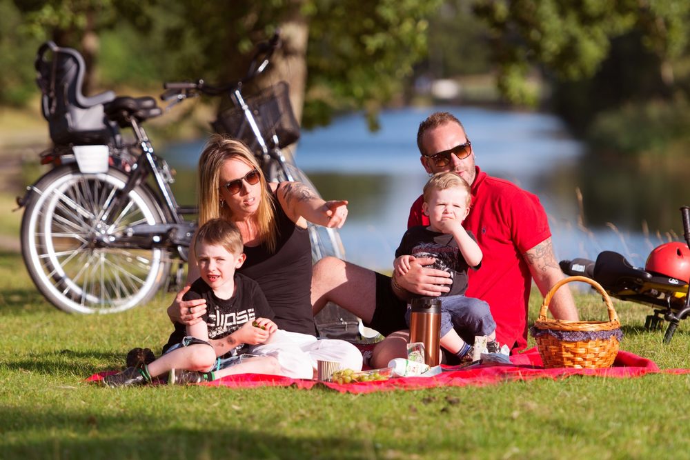 Cycling and picnic along Göta kanal