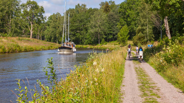 Cykla längs med Göta kanal.