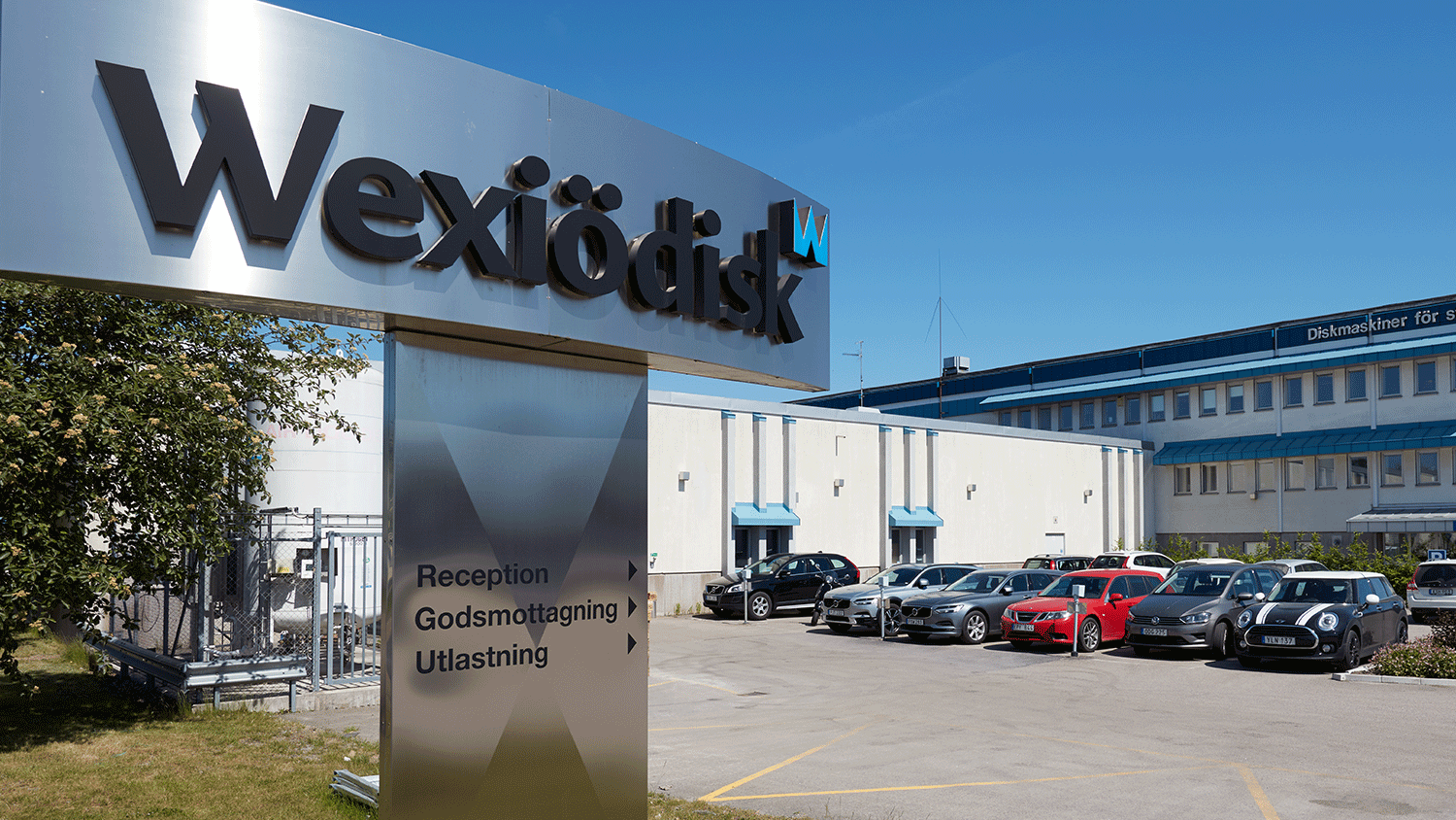 Skylt av Wexiödisk logga utanför lokaler