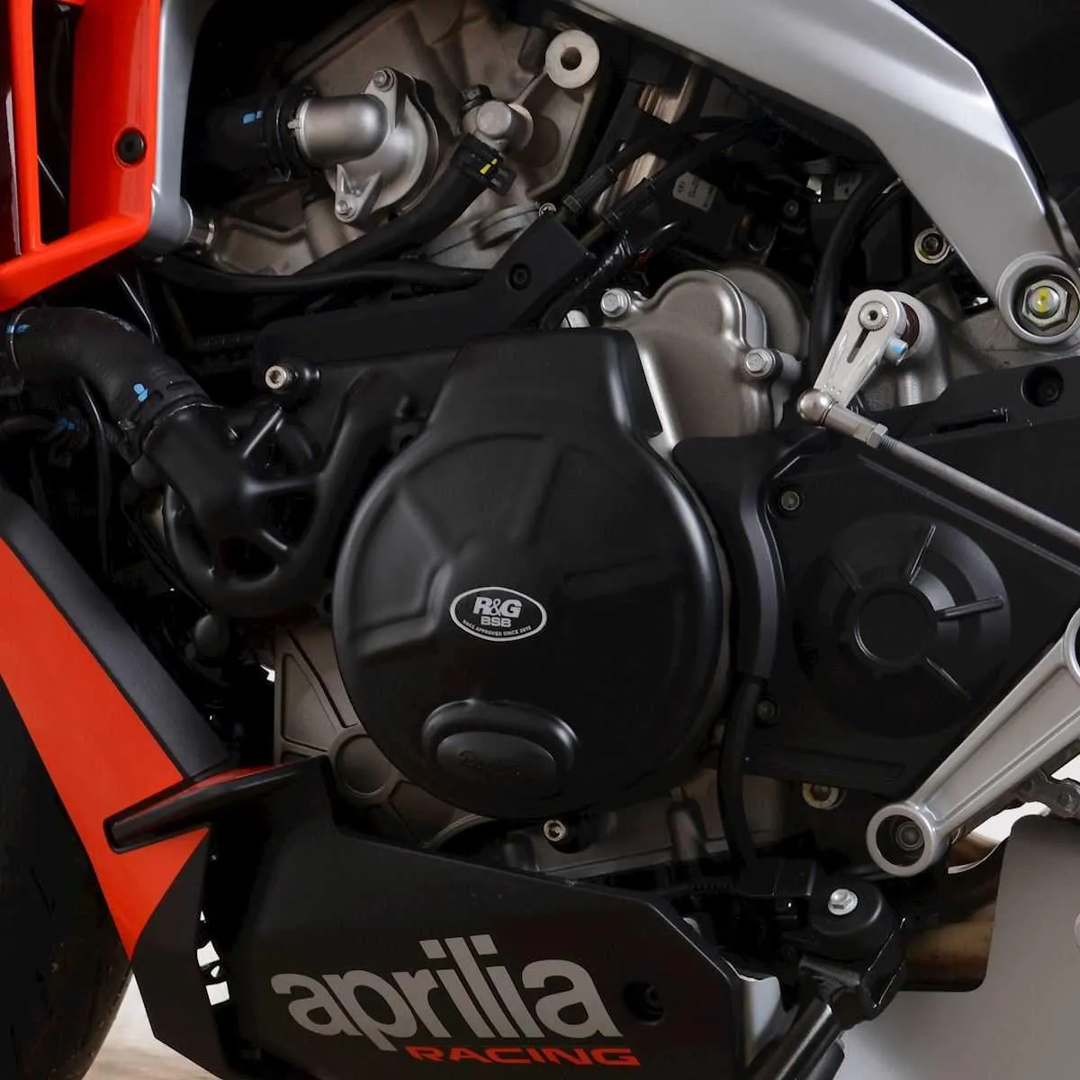 Produkt bilder Aprilia Rs660 21  / 660 Tuono 21  / Tuareg 660 22  Left Side Generator Cover. Race/Road Version