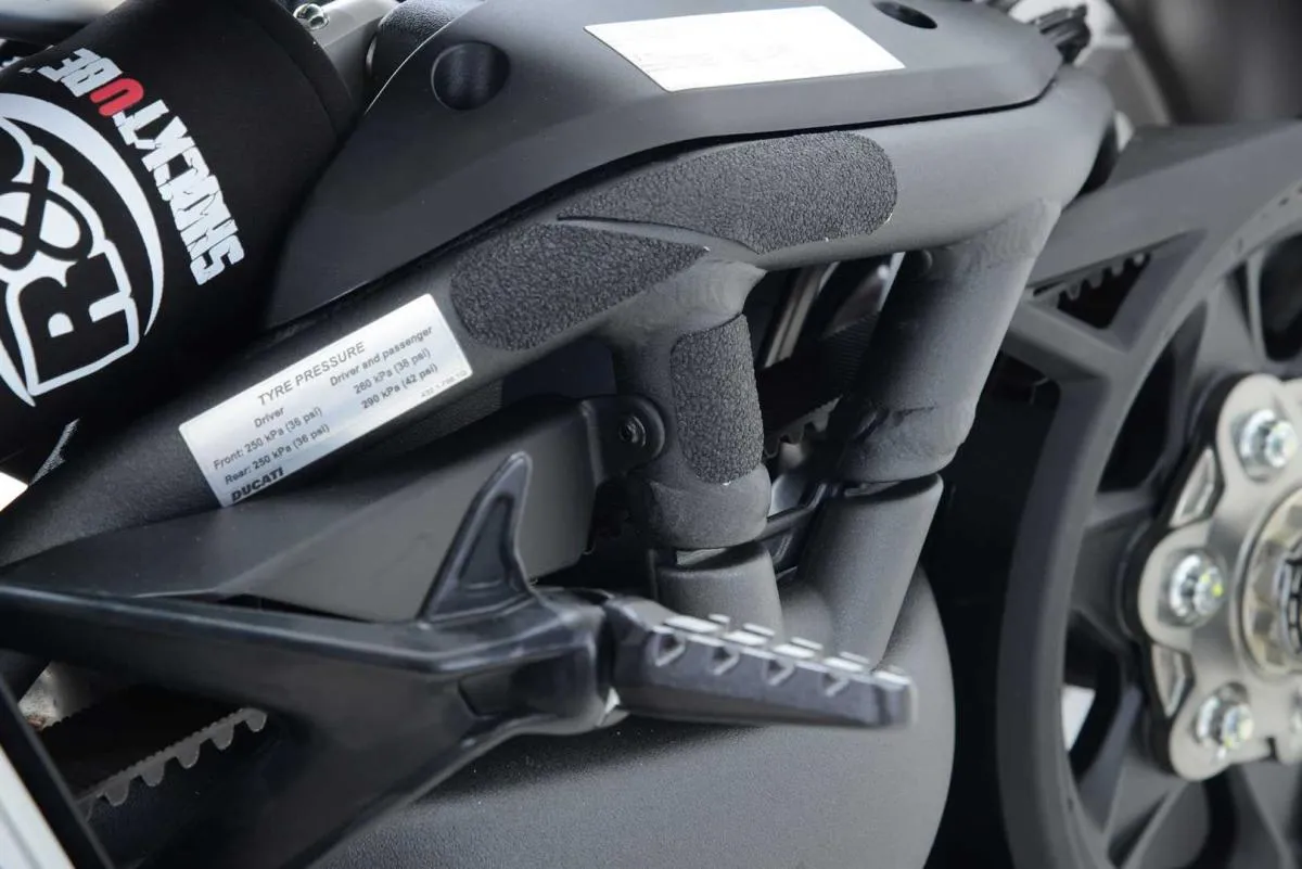 Produkt bilder Ducati Diavel 1260s 21  / X Diavel / X Diavel S Boot Guard 4 Piece 3 On Left 1 On Right. Includes Passenger Foot Scrape Protection
