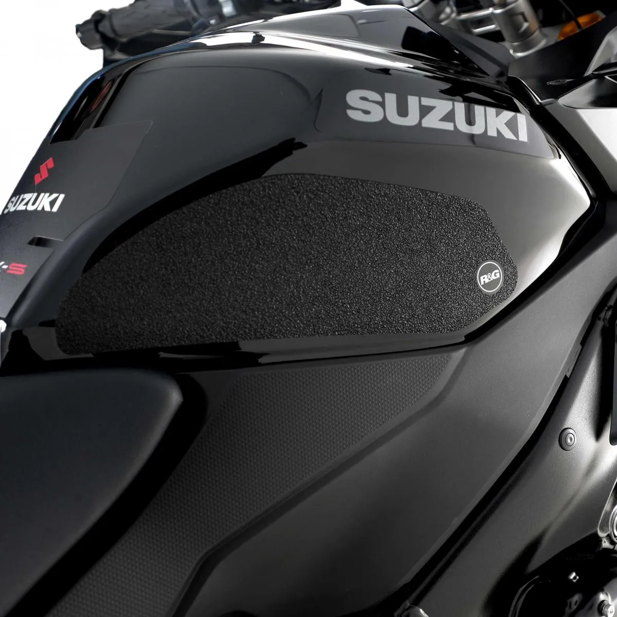 Produkt bilder Suzuki Gsx S1000 15  / Gsx S1000 Gt 22  / Gsx S1000 Gx 24  / Gsx S 950 21  Tank Traction Grips : Black 2 Grip Kit