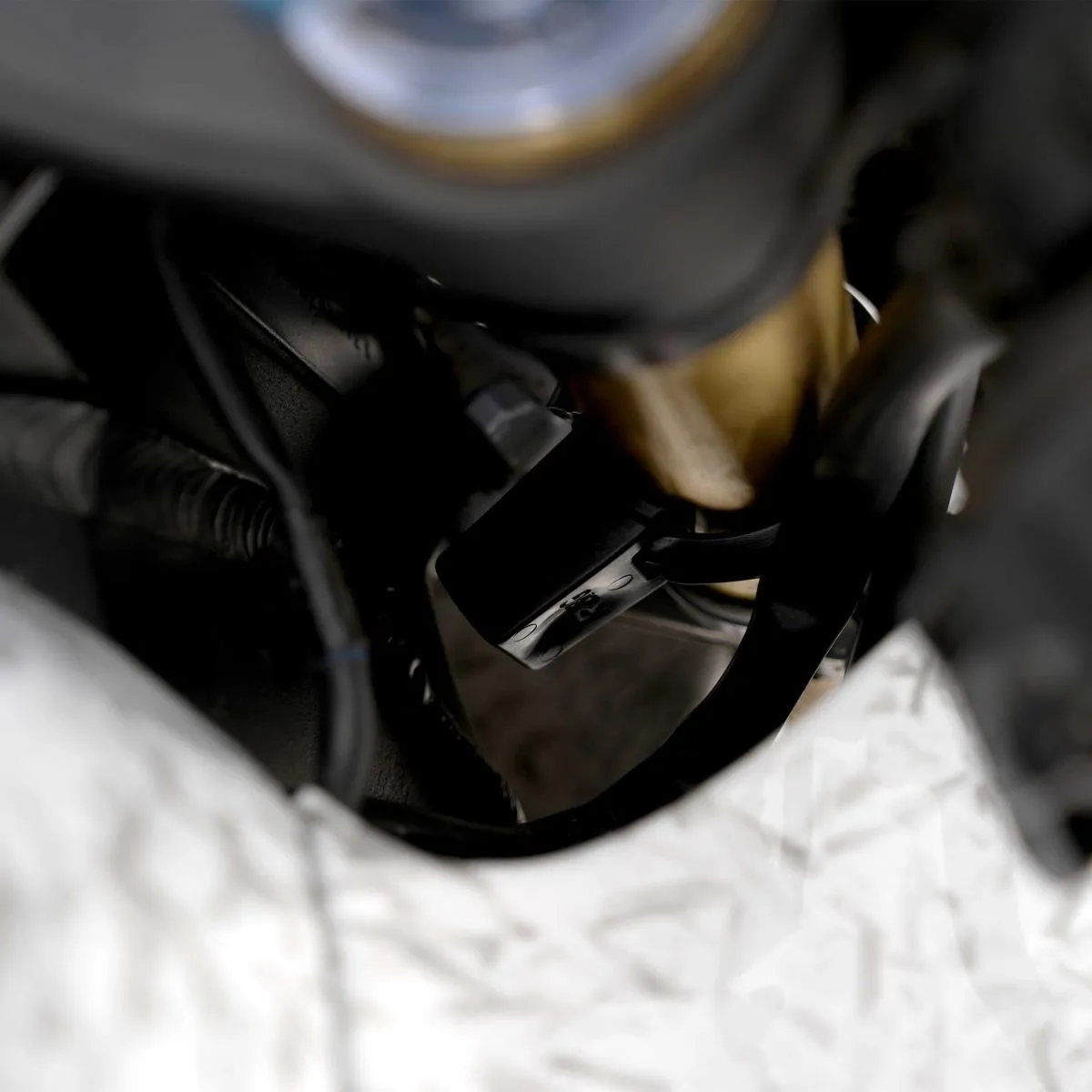 Produkt bilder Lockstop Savers Universal Fork Leg To Frame Distance Up To 28 37 Mm Cannot Use Manufacturers Steering Lock With This Product See Dealer Pricelist For Bike Fitments